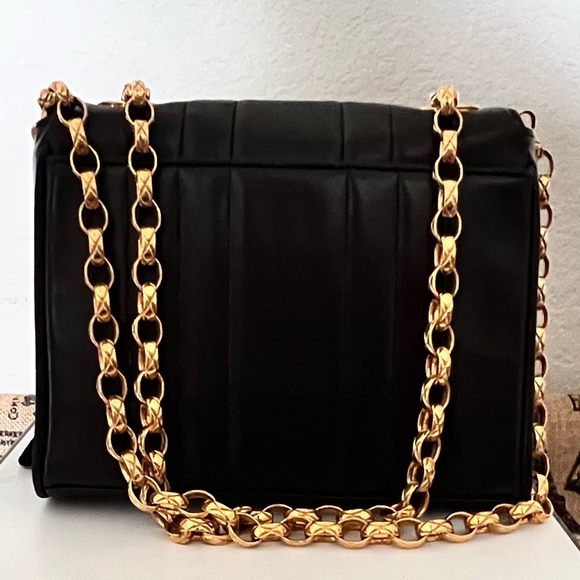 CHANEL Quilted Vertical Lambskin mini - Picture 3 of 15